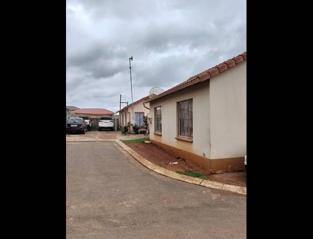 2 BEDROOM TOWNHOUSE FOR SALE IN CLAYVILLE